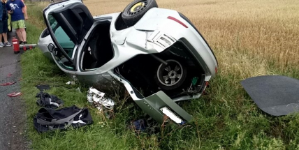 Pro středně těžce zraněnou spolujezdkyni u Strýčkov letěl vrtulník