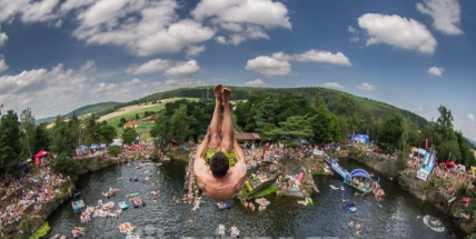 Příprava na High Jump?  Tři čeští skokané se rozhodli skočit z pražských mostů