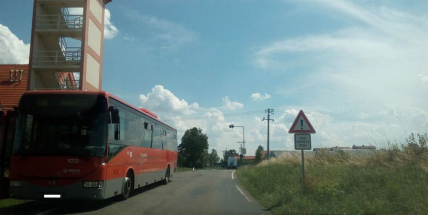 Na kraji Sedlčan se střetl autobus s dodávkou