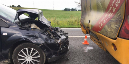 Na Strakonické narazilo osobní auto do autobusu