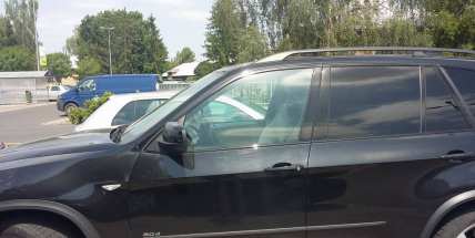 Řidič nechal psa v poledne v autě několik desítek minut