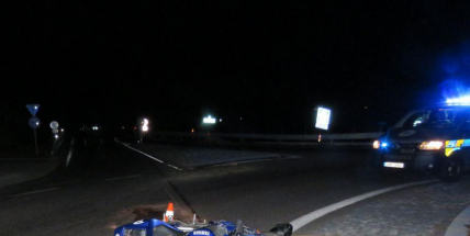 Policejní honička s motorkářem z Prahy až k Příbrami skončila jeho těžkým zraněním