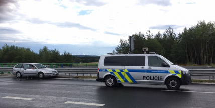 Právě teď: Na dálnici D4 uzavřela nehoda osobního vozu jeden jízdní pruh