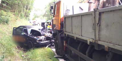 Právě teď: Čelní náraz osobního vozu s nákladním zastavil dopravu u Obor