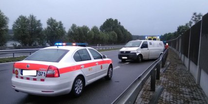 Právě teď: Dodávka na převoz cenin skončila na dálnici D4 ve svodidlech