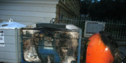 Žhář v noci zapaloval v centru Příbrami popelnice
