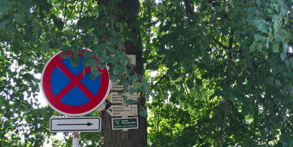 Výlet do Brd může začít už hledáním ukazatele na jejich okraji