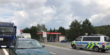 U Dubence se střetl kamión s osobákem