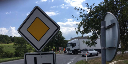 Právě teď: U Dubence zastavila dopravu nehoda osobního vozu s nákladním
