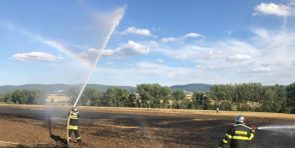 Právě teď: Hasiči likvidují požár pole u Neumětel