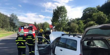 Požár osobního automobilu v Čenkově zaměstnal hasiče