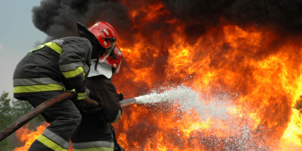 Právě teď: Deset jednotek hasičů bojuje s požárem ve Volenicích