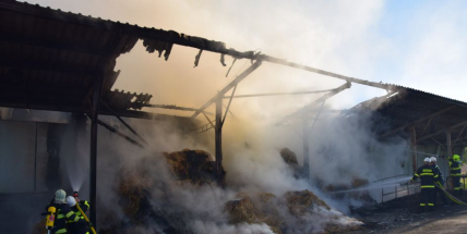 Obrazem:  Při požáru haly ve Volenicích byl vyhlášen druhý stupeň poplachu