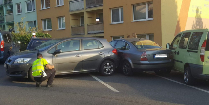 Nezabrzděné vozidlo nabouralo další dvě