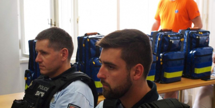 Středočeský kraj vybavil prvosledové hlídky středočeské policie batohy s defibrilátory