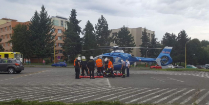 Hasiči řídili dopravu kvůli urychlenému převozu pacientky do vojenské nemocnice