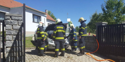 Právě teď: Hasiči likvidují požár osobního vozu