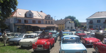 Náměstí v Petrovicích o víkendu zaplnily historické vozy a motorky