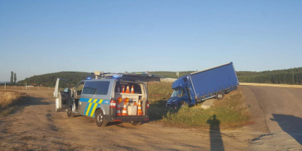 U Dubence skončila dodávka mimo komunikaci