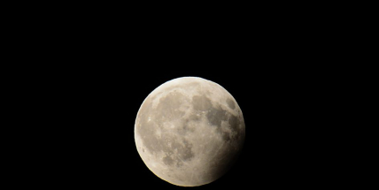 Částečné zatmění zbarvilo Měsíc do hněda