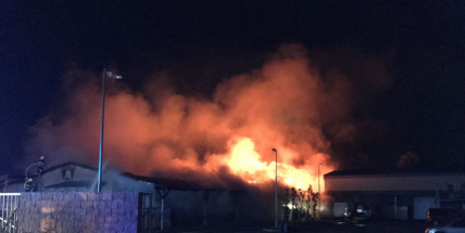 Plameny zaútočily v Bohutíně na podlahářskou firmu, škody jdou do milionů