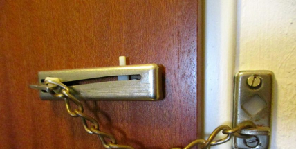 Podvodníci zkoušejí nový trik s bezpečnostními dveřmi