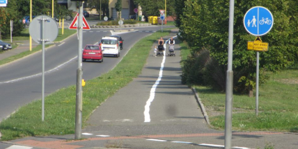 FOTO DNE: Nové rozdělení chodníků na cyklostezky počítá i s návratem z hospody domů