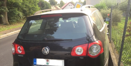 V Křečovicích stojí u hlavní silnice nabourané auto