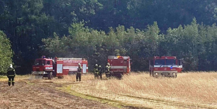 Požár pole hasili hasiči poblíž učiliště na Dubně