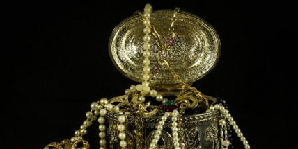 Za nocleh se kamarádovi odvděčila krádeží šperků