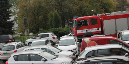 Parkovací chaos představuje možné ohrožení návštěvníků akcí i obyvatele okolních domů