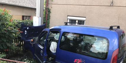 V Obořišti vlítlo auto do předzahrádky