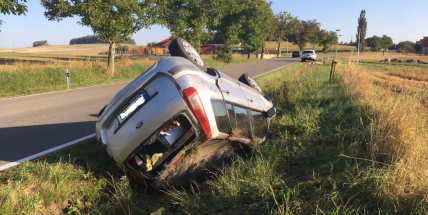 Aktuálně: Osobní vůz u Sedlčan skončil mimo komunikaci na střeše
