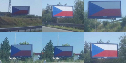 Billboardy kolem českých dálnic zaplnily české státní vlajky