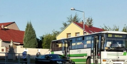 Autobus na Dobříši "orval" osobní vůz a ujel