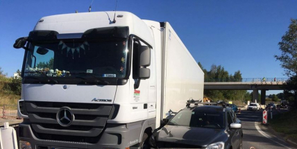 Projížděla stavbou zřejmě v protisměru a narazila do kamiónu