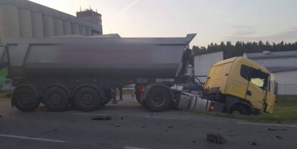 Nehoda dvou nákladních vozů uzavřela silnici u Milína