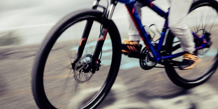 Dítě na kole narazilo do stromu