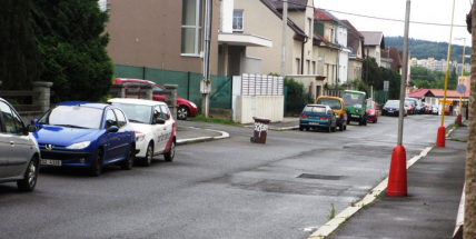 FOTO DNE: Když si můžu popelnicí „zabrat“ parkovací místo, tak proč ne rovnou celou křižovatku?