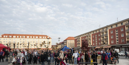 Rekord padl: Na náměstí se sešlo v jednu chvíli 121 košťat