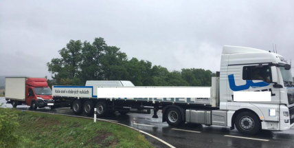 Evropská ulice hlásí komplikace. Došlo ke srážce dodávky s nákladním vozem