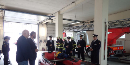 Profesionální hasiči z Dobříše dostali nový člun