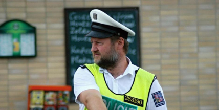 Opilá motorkářka se zákazem řízení byla zastavena policisty u Sedlčan