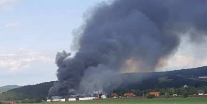Právě teď: Plameny zachvátily stodolu v Ouběnicích,  jsme na místě! Článek bude průběžně aktualizován