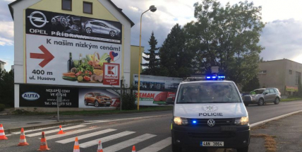 Husova ulice uzavřena! Došlo zde k dopravní nehodě osobního vozu s motycklem