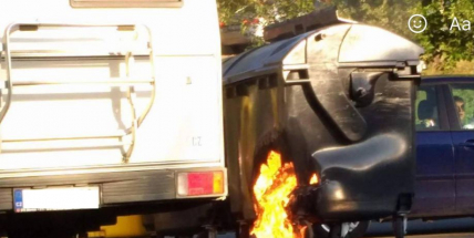 Právě teď: Další  požár kontejneru zaměstnává hasiče ve Školní ulici