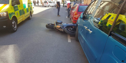 Právě teď: U Dopravního úřadu došlo ke srážce osobního vozu s motorkářem