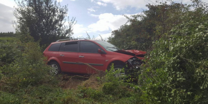 Aktuálně: U Milína skončilo auto mimo komunikaci