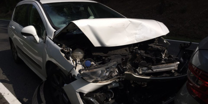 U Hluboše došlo ke srážce dvou osobních vozidel