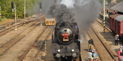 Parní lokomotiva zahalila příbramské nádraží do oblaků páry